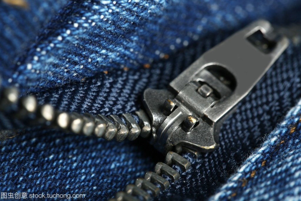 在衣服上的拉鏈關閉